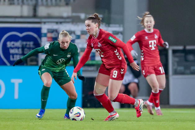 from left Ella Peddemors VfL Wolfsburg, 5 and Adriana Achcinska 1 FC Köln, 9 in a duel, dynamic, action, action, game scene, THE DFB GUIDELINES PROHIBIT ANY USE OF PHOTOGRAPHS AS IMAGE SEQUENCES AND OR QUASI VIDEO DFB REGULATIONS PROHIBIT ANY USE OF PHOTOGRAPHS AS IMAGE SEQUENCES AND OR QUASI VIDEO , 02 02 2026, , Football, Google Pixel Womens Bundesliga, VfL Wolfsburg 1 FC Köln xobx