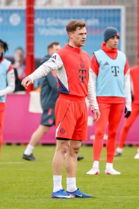 Joshua Kimmich FC Bayern Muenchen, 06 gestures, GER, Public training, FC Bayern Muenchen, Football, 2025 2026 season, 04 02 2026, GER, Public training, FC Bayern Muenchen, Football, 2025 2026 season, 04 02 2026 Muenchen Copyright: xEibner-Pressefoto JennixMaulx EP_JML