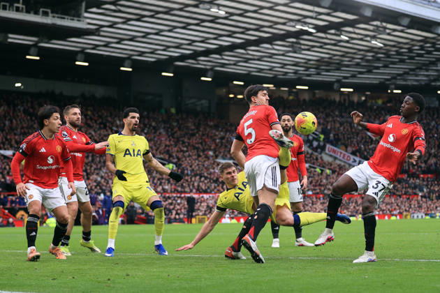 Manchester United gegen Tottenham Hotspur 07. Februar 2026 Manchester Premier League Fußball Manchester United gegen Tottenham Hotspur Joao Palhinha von Tottenham Hotspur scheitert mit seinem Versuch, den Ball im Tor von United unterzubringen Foto Copyright: xSimonxStacpoolexOffside