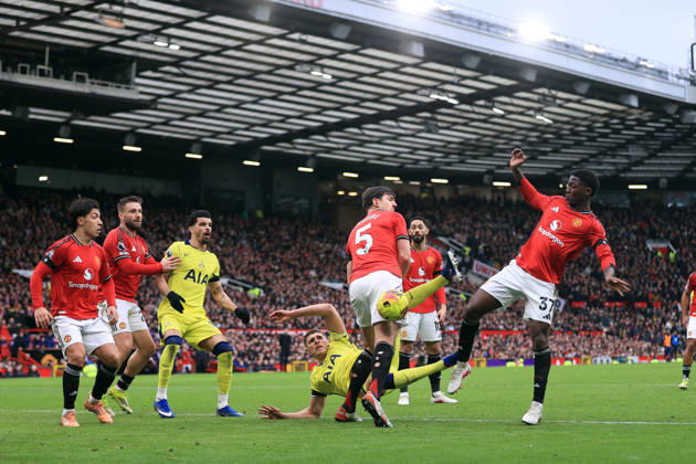 Manchester United gegen Tottenham Hotspur 07. Februar 2026 Manchester Premier League Fußball Manchester United gegen Tottenham Hotspur Joao Palhinha von Tottenham Hotspur scheitert mit seinem Versuch, den Ball im Tor von United unterzubringen Foto Copyright: xSimonxStacpoolexOffside