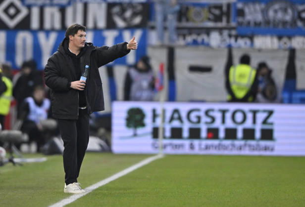 Coach Coach Merlin Polzin Hamburger SV HSV on the sidelines Gesture Gesture Thumbs up 1 FC Heidenheim 1846 FCH vs Hamburger SV HSV 07 02 2026 DFL REGULATIONS PROHIBIT ANY USE OF PHOTOGRAPHS AS IMAGE SEQUENCES AND OR QUASI VIDEO 1 FC Heidenheim 1846 FCH vs Hamburger SV HSV