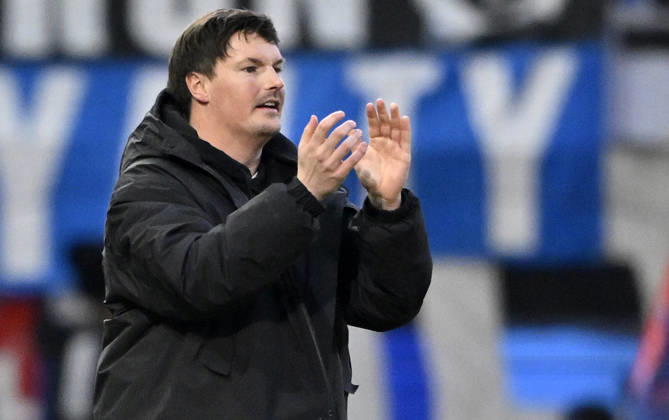 Coach Merlin Polzin Hamburger SV HSV on the sidelines Gesture Gesture Clapping hands in encouragement, applause 1 FC Heidenheim 1846 FCH vs Hamburger SV HSV 07 02 2026 DFL REGULATIONS PROHIBIT ANY USE OF PHOTOGRAPHS AS IMAGE SEQUENCES AND OR QUASI VIDEO 1 FC Heidenheim 1846 FCH vs Hamburger SV HSV