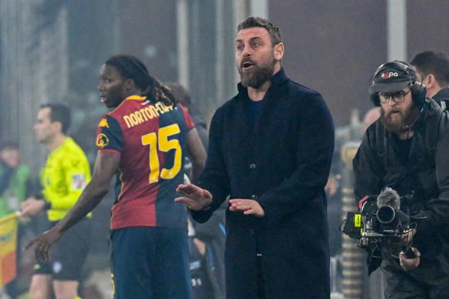 Genoa s head coach Daniele De Rossi during the Serie A soccer match between Genoa and Napoli at the Luigi Ferraris Stadium in Genoa, Italy - Saturday, February 07, 2026. - Soccer . Copyright: xTanoxPecoraro LaPressex