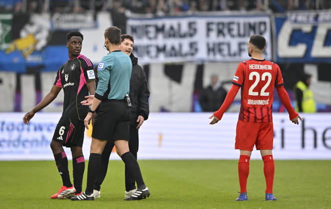 Coach Coach Merlin Polzin Hamburger SV HSV explains Arijon Ibrahimovic 1 FC Heidenheim 1846 FCH 22 Reason for delay Change Substitution Substitution Shirt missing for substitute Referee Referee Daniel Siebert Albert Sambi Lokonga Hamburger SV HSV 06 1 FC Heidenheim 1846 FCH vs Hamburger SV HSV 07 02 2026 DFL REGULATIONS PROHIBIT ANY USE OF PHOTOGRAPHS AS IMAGE SEQUENCES AND OR QUASI VIDEO 1 FC Heidenheim 1846 FCH vs Hamburger SV HSV
