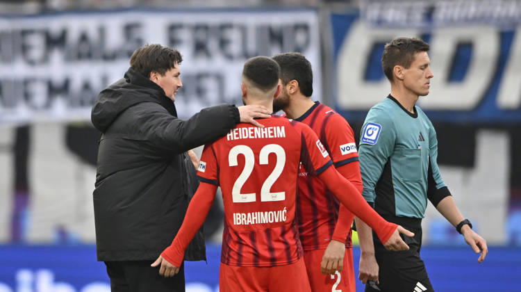 Coach Coach Merlin Polzin Hamburger SV HSV explains Arijon Ibrahimovic 1 FC Heidenheim 1846 FCH 22 Reason for delay Change Substitution Substitution Substitution Shirt missing for substitute Referee Referee Daniel Siebert 1 FC Heidenheim 1846 FCH vs Hamburger SV HSV 07 02 2026 DFL REGULATIONS PROHIBIT ANY USE OF PHOTOGRAPHS AS IMAGE SEQUENCES AND OR QUASI VIDEO 1 FC Heidenheim 1846 FCH vs Hamburger SV HSV