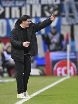 Coach Coach Merlin Polzin Hamburger SV HSV on the sidelines Gesture Gesture 1 FC Heidenheim 1846 FCH vs Hamburger SV HSV 07 02 2026 DFL REGULATIONS PROHIBIT ANY USE OF PHOTOGRAPHS AS IMAGE SEQUENCES AND OR QUASI VIDEO 1 FC Heidenheim 1846 FCH vs Hamburger SV HSV
