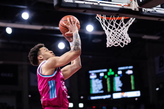 easyCredit Basketball Bundesliga, Telekom Baskets Bonn vs Science City Jena, 07 02 2026 Alijah Comithier Telekom Baskets Bonn 2 scores at the basket easyCredit Basketball Bundesliga, Telekom Baskets Bonn vs Science City Jena, 07 02 2026, Telekom Dome Bonn Copyright: xBEAUTIFULxSPORTS Derixx