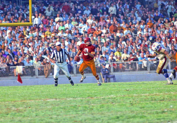 October 19, 1969, Washington, District Of Columbia, USA: Washington Redskins quarterback Sonny Jurgensen 9 scrambles as he looks for a receiver during the game against the .New York Giants at RFK Stadium in Washington, DC on October 19, 1969. The Redskins won the game 20 -14 Washington USA - ZUMAs152 19691019_faa_s152_003 Copyright: xArniexSachsx Washington USA - ZUMA0846 19691019_faa_s152_003 Copyright: xIMAGO ArniexSachsx