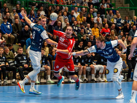 Olle Forsell Schefvert MT Melsungen, 25 at the goal throw against Nico Schoettle Bergischer HC, 08 and Gerdas Babarskas Bergischer HC, 14 Bergischer HC vs MT Melsungen, Handball, 1 Bundesliga, Matchday 20, Season 2025 2026, 11 02 2026 Bergischer HC vs MT Melsungen, Handball, 1 Bundesliga, Matchday 20, Season 2025 2026, 11 02 2026 Wuppertal Copyright: xEibner-Pressefoto DamianxKruczynx EP_DKI