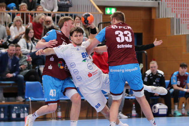 13 02 2026 Handball Men 2025 2026 2 Handball Bundesliga 19 Matchday 1 VfL Potsdam Dessau Roßlauer HV 06 MBS Arena Potsdam Niklas Döbbel Dessau, 69, white in a duel with Tim Schröder Potsdam, 33, red and Dustin Kraus Potsdam, 47, red Potsdam Brandenburg Germany