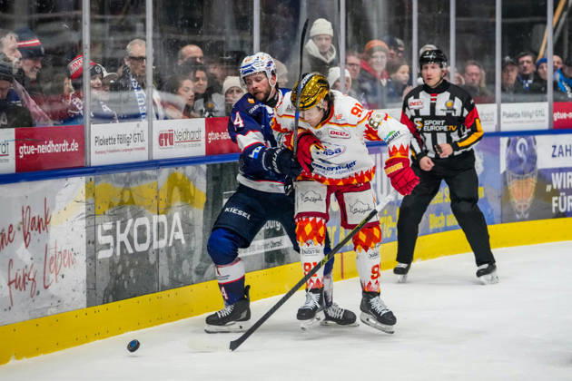 Battle for the puck duel between Nickolas Latta Ravensburg Towerstars, 14 and Tyson McLellan ESV Kaufbeuren, 91 , GER, Ravensburg Towerstars vs ESV Kaufbeuren, Ice Hockey, DEL2, Season 2025 2026, 45 Matchday, Main Round, 13 02 26 GER, Ravensburg Towerstars vs ESV Kaufbeuren, Ice Hockey, DEL2, Season 2025 2026, 45 Matchday, Main Round, 13 02 26 Ravenburg Copyright: xEibner-Pressefoto MaximilianxRisx EP_MRT