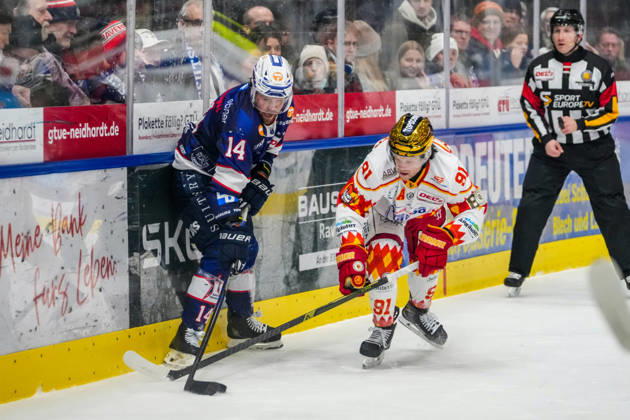 Battle for the puck duel between Nickolas Latta Ravensburg Towerstars, 14 and Tyson McLellan ESV Kaufbeuren, 91 , GER, Ravensburg Towerstars vs ESV Kaufbeuren, Ice Hockey, DEL2, Season 2025 2026, 45 Matchday, Main Round, 13 02 26 GER, Ravensburg Towerstars vs ESV Kaufbeuren, Ice Hockey, DEL2, Season 2025 2026, 45 Matchday, Main Round, 13 02 26 Ravenburg Copyright: xEibner-Pressefoto MaximilianxRisx EP_MRT
