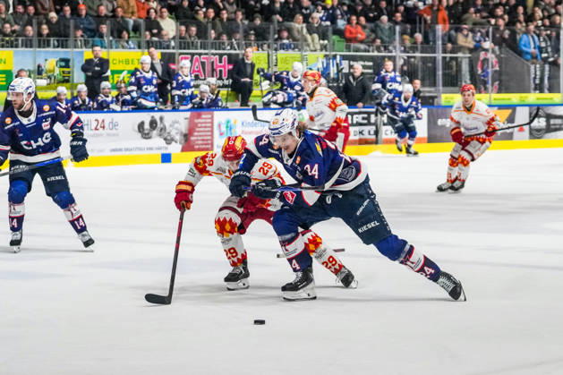 Battle for the puck duel between Nicolas Appendino ESV Kaufbeuren, 29 and Alec Ahlroth Ravensburg Towerstars, 24 , GER, Ravensburg Towerstars vs ESV Kaufbeuren, Ice Hockey, DEL2, Season 2025 2026, 45 Matchday, Main Round, 13 02 26 GER, Ravensburg Towerstars vs ESV Kaufbeuren, Ice Hockey, DEL2, Season 2025 2026, 45 Matchday, Main Round, 13 02 26 Ravenburg Copyright: xEibner-Pressefoto MaximilianxRisx EP_MRT