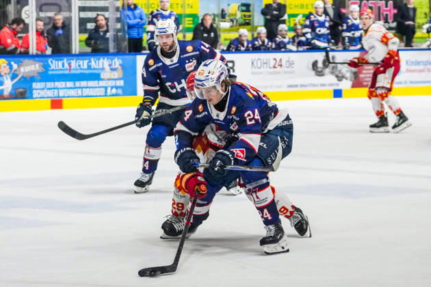 Battle for the puck duel between Nicolas Appendino ESV Kaufbeuren, 29 and Alec Ahlroth Ravensburg Towerstars, 24 , GER, Ravensburg Towerstars vs ESV Kaufbeuren, Ice Hockey, DEL2, Season 2025 2026, 45 Matchday, Main Round, 13 02 26 GER, Ravensburg Towerstars vs ESV Kaufbeuren, Ice Hockey, DEL2, Season 2025 2026, 45 Matchday, Main Round, 13 02 26 Ravenburg Copyright: xEibner-Pressefoto MaximilianxRisx EP_MRT