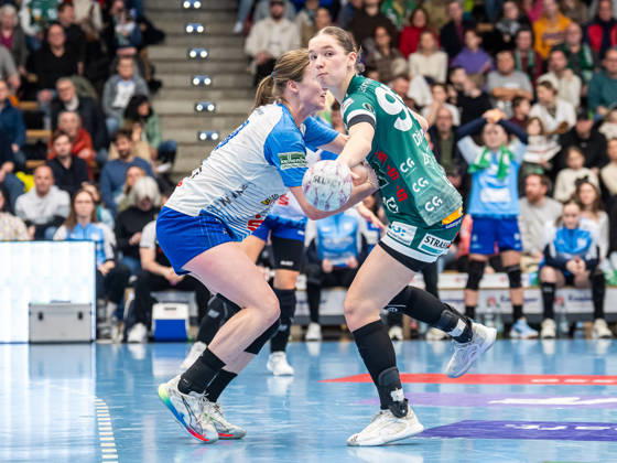 Lara Daeuble Frisch Auf Women, 95 in duel with Alicia Soffel Sport Union Neckarsulm, 13 , Frisch Auf Goeppingen vs Sport Union Neckarsulm, Handball, 1 Bundesliga, Season 2025 2026, 14 02 2026 Frisch Auf Goeppingen vs Sport Union Neckarsulm, Handball, 1 Bundesliga, Season 2025 2026, 14 02 2026 Goeppingen Copyright: xMichaelxSchmidt Eibner-Pressefotx EP_MST
