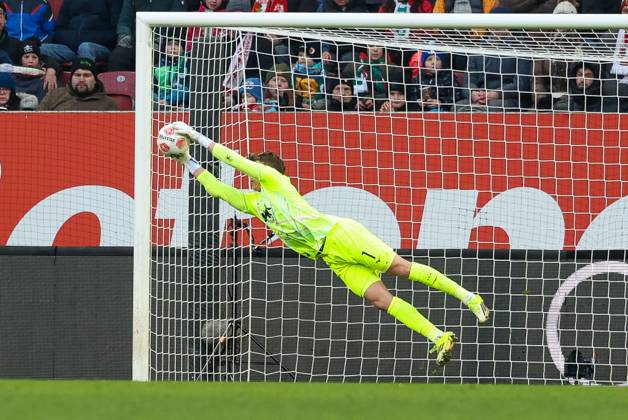 Goalkeeper action by Finn Dahmen 1 FC Augsburg , FC Augsburg vs 1 FC Heidenheim, Football, 1 Bundesliga, 22 Matchday, 15 02 2026 DFB regulations prohibit any use of photographs as image sequences and or quasi video Augsburg Bayern Germany Copyright: xkolbert-press ChristianxKolbertx