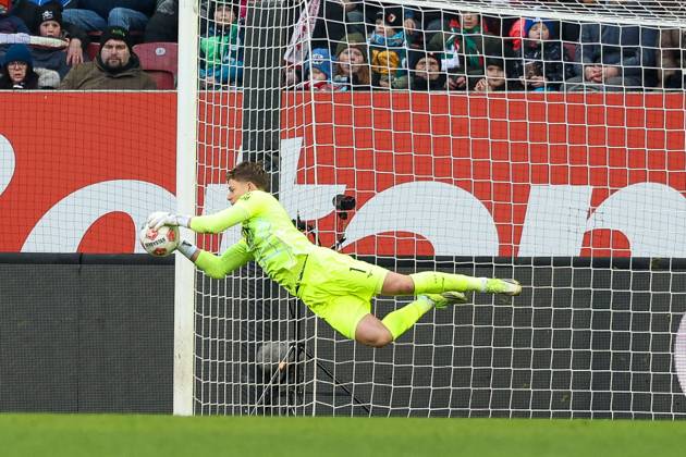 Goalkeeper action by Finn Dahmen 1 FC Augsburg , FC Augsburg vs 1 FC Heidenheim, Football, 1 Bundesliga, 22 Matchday, 15 02 2026 DFB regulations prohibit any use of photographs as image sequences and or quasi video Augsburg Bayern Germany Copyright: xkolbert-press ChristianxKolbertx