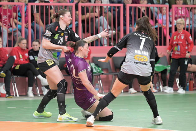 Gabriela Clausson Bitolo TusSies Metzingen, 22 vs Lucy Strauchmann SV Union Halle Neustadt, 78 and Engelina Alida Corona Molenaar SV Union Halle Neustadt, 07 TusSies Metzingen vs SV Union Halle Neustadt, Handball, Alsco HBF, 17 League Matchday, Season 2025 2026, 15 02 2026 TusSies Metzingen vs SV Union Halle Neustadt, Handball, Alsco HBF, 17 League Matchday, Season 2025 2026, 15 02 2026 Tuebingen Copyright: xEibner-Pressefoto TobiasxBaurx EP_TBR