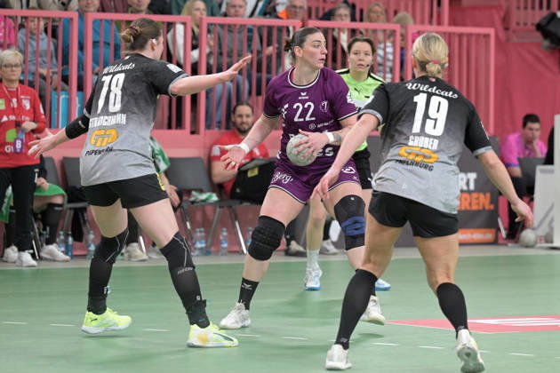 Gabriela Clausson Bitolo TusSies Metzingen, 22 vs Lucy Strauchmann SV Union Halle Neustadt, 78 and Lea Gruber SV Union Halle Neustadt, 19 TusSies Metzingen vs SV Union Halle Neustadt, Handball, Alsco HBF, 17 League Matchday, Season 2025 2026, 15 02 2026 TusSies Metzingen vs SV Union Halle Neustadt, Handball, Alsco HBF, 17 League Matchday, Season 2025 2026, 15 02 2026 Tuebingen Copyright: xEibner-Pressefoto TobiasxBaurx EP_TBR
