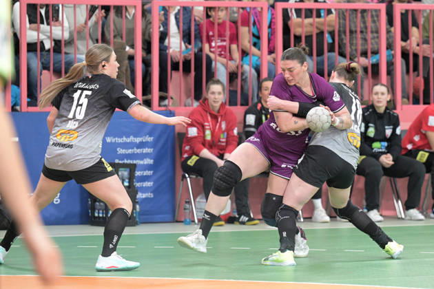 Gabriela Clausson Bitolo TusSies Metzingen, 22 vs Lucy Strauchmann SV Union Halle Neustadt, 78 and Fabienne Buech SV Union Halle Neustadt, 15 TusSies Metzingen vs SV Union Halle Neustadt, handball, Alsco HBF, 17 league matchday, 2025 2026 season, 15 02 2026 TusSies Metzingen vs SV Union Halle Neustadt, handball, Alsco HBF, 17 league matchday, 2025 2026 season, 15 02 2026 Tuebingen Copyright: xEibner-Pressefoto TobiasxBaurx EP_TBR