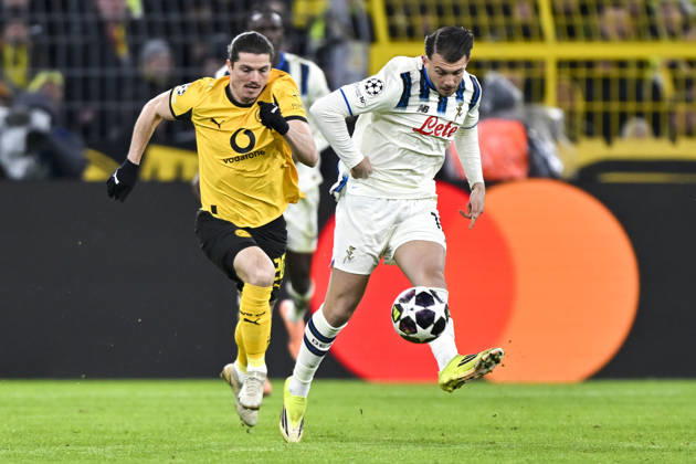 from left in duel Marcel Sabitzer Dortmund 20 Lazar Samardzic Atalanta 10 17 02 2026 Soccer, Champions League, Borussia Dortmund vs Atalanta Bergamo , Signal Iduna Park, Dortmund, Copyright: xpepphotox xHorstxMauelshagenx pep00321, pep_20260217_hm_283839