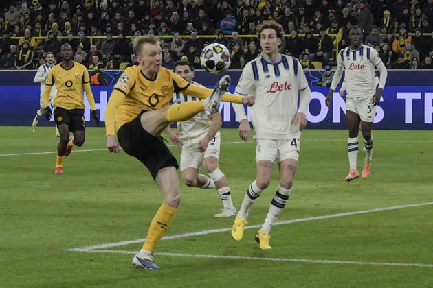 from left fighting for the ball Maximilian Beier Dortmund 14 Lorenzo Bernasconi Atalanta 47 17 02 2026 Soccer, Champions League, Borussia Dortmund vs Atalanta Bergamo , Signal Iduna Park, Dortmund, Copyright: xpepphotox xHorstxMauelshagenx pep00321, pep_20260217_hm_282694