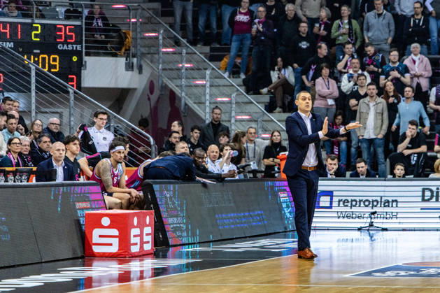 Marko Stankovic Telekom Baskets Bonn, head coach stands on the court and gives instructions, Michael Kessens Telekom Baskets Bonn, 06 sits on the bench Telekom Baskets Bonn vs Rasta Vechta, Basketball, easy Credit BBL, Matchday 21, 2025 2026, 18 02 2026 Telekom Baskets Bonn vs Rasta Vechta, Basketball, easy Credit BBL, Matchday 21, 2025 2026, 18 02 2026 Bonn Copyright: xEibner-Pressefoto GerhardxWingenx EP_GWR