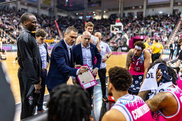 Marko Stankovic Telekom Baskets Bonn, Head Coach takes a time-out Telekom Baskets Bonn vs Rasta Vechta, Basketball, easy Credit BBL, 21 Matchday, 2025 2026, 18 02 2026 Telekom Baskets Bonn vs Rasta Vechta, Basketball, easy Credit BBL, 21 Matchday, 2025 2026, 18 02 2026 Bonn Copyright: xEibner-Pressefoto GerhardxWingenx EP_GWR