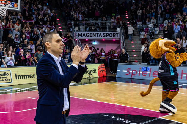 Marko Stankovic Telekom Baskets Bonn, Head Coach applauds after the win against Rasta Vechta Telekom Baskets Bonn vs Rasta Vechta, Basketball, easy Credit BBL, 21 Matchday, 2025 2026, 18 02 2026 Telekom Baskets Bonn vs Rasta Vechta, Basketball, easy Credit BBL, 21 Matchday, 2025 2026, 18 02 2026 Bonn Copyright: xEibner-Pressefoto GerhardxWingenderx EP_GWR