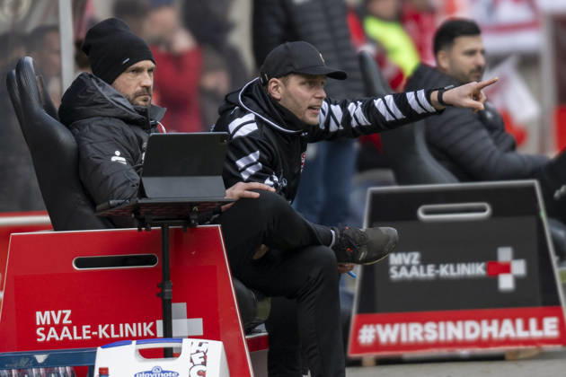Regionalliga Nordost season 25 26 Hallescher FC vs Greifswalder FC Halle, Germany February 21, 2026 In the picture coach Robert Schröder Schroeder Halle gestures, gestures, gestures, Halle Saale Leuna Chemie Stadion Sachsen Anhalt Germany