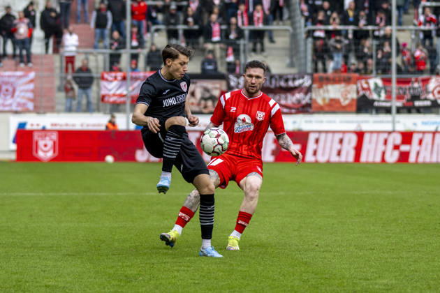Regionalliga Nordost Season 25 26 Hallescher FC vs Greifswalder FC Halle, Germany February 21, 2026 In the picture from left in the duel Joe Joe Richardson Greifswald and Jan Löhmannsröben Loehmannsroeben Halle Halle Saale Leuna Chemie Stadion Sachsen Anhalt Germany