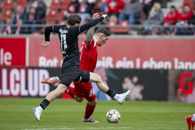 Regionalliga Nordost season 25 26 Hallescher FC vs Greifswalder FC Halle, Germany February 21, 2026 In the picture from left in duel Lukas Lämmel Laemmel Greifswald and Niclas Stierlin Halle Halle Saale Leuna Chemie Stadion Sachsen Anhalt Germany