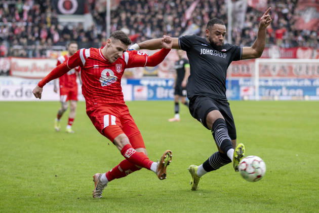 Regionalliga Nordost Season 25 26 Hallescher FC vs Greifswalder FC Halle, Germany February 21, 2026 In the picture from left in the duel Marius Hauptmann Halle and Jason Tomety Hemazro Greifswald Halle Saale Leuna Chemie Stadium Saxony Anhalt Germany