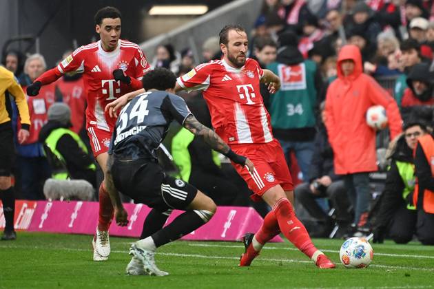Harry KANE Bayern Muenchen , action,duel against Nnamadi COLLINS Eintracht Frankfurt hi Jamal MUSIALA Bayern Muenchen Football 1 Bundesliga Season 2025 2026, 23 Matchday, Matchday23 FC Bayern Muenchen Eintracht Frankfurt on 21 02 2026 , A L L I A N Z A R E N A