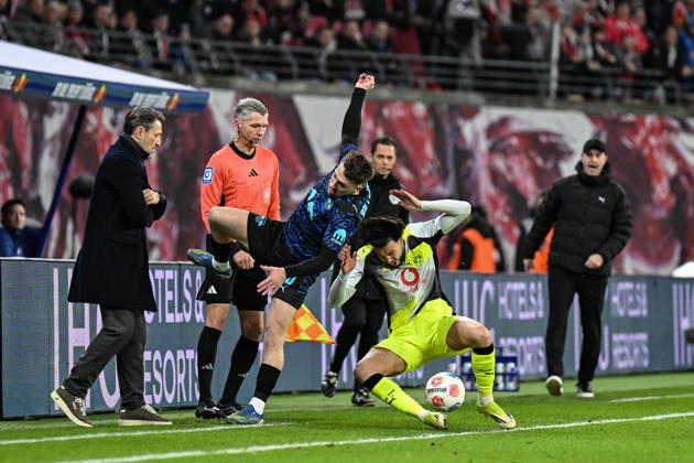 Soccer I Men I Season 2025 2026 I Bundesliga I Matchday 23 I RB Leipzig Borussia Dortmund I 21 02 2026 Brajan Gruda 10, RB Leipzig is separated from the ball by Ramy Bensebaini 5, Borussia Dortmund and subsequently flies into Niko Kovac Coach, Borussia Dortmund l in Leipzig Red Bull Arena Saxony Germany Copyright: xLobeca InesxHähnelx