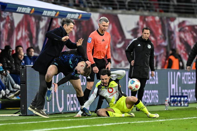Soccer I Men I Season 2025 2026 I Bundesliga I Matchday 23 I RB Leipzig Borussia Dortmund I 21 02 2026 Brajan Gruda 10, RB Leipzig is separated from the ball by Ramy Bensebaini 5, Borussia Dortmund and subsequently flies into Niko Kovac Coach, Borussia Dortmund l in Leipzig Red Bull Arena Saxony Germany Copyright: xLobeca InesxHähnelx