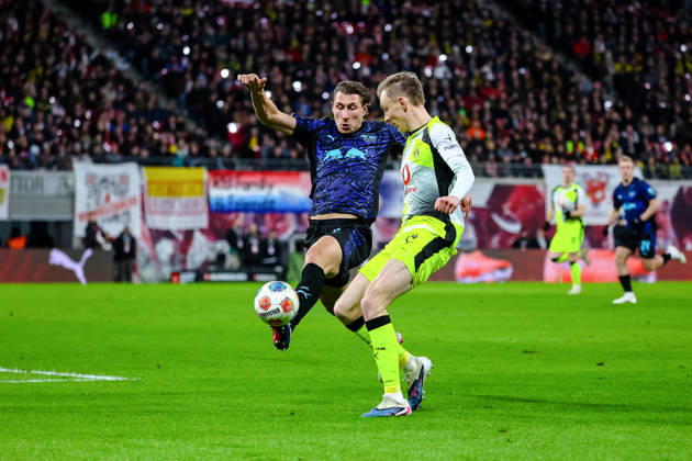 Willi Orban RB Leipzig, 04 on the ball, duel, duel, fight with Maximilian Beier Borussia Dortmund, 14 , RB Leipzig vs Borussia Dortmund, Football, 1 Bundesliga, 23 Matchday, Season 2025 2026, 21 02 2026,¨ DFL REGULATIONS PROHIBIT ANY USE OF PHOTOGRAPHS AS IMAGE SEQUENCES AND OR QUASI VIDEO,¨ RB Leipzig vs Borussia Dortmund, Football, 1 Bundesliga, Matchday 3, Season 2025 2026, 21 02 2026 Leipzig Copyright: xEibner-Pressefoto LauraxRoemerx EP_LRR