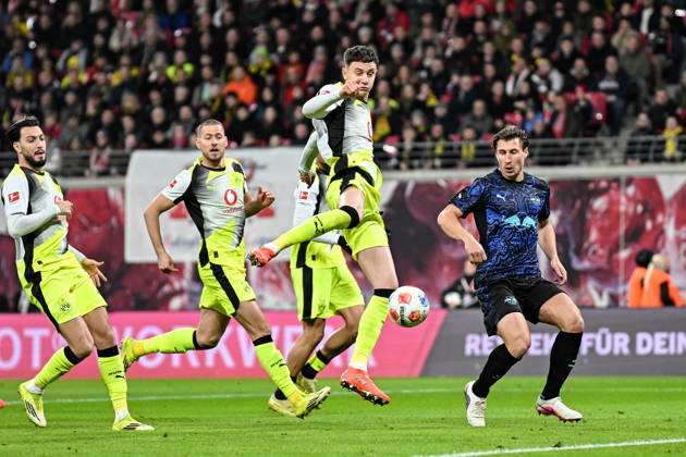 Soccer I Men I Season 2025 2026 I Bundesliga I Matchday 23 I RB Leipzig Borussia Dortmund I 21 02 2026 Luca Reggiani 49, Borussia Dortmund take the ball, Willi Orban 4, RB Leipzig ready to intervene Leipzig Red Bull Arena Saxony Germany Copyright: xLobeca InesxHähnelx