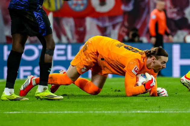 Maarten Vandevoordt RB Leipzig, 26 haelt den Ball, RB Leipzig vs Borussia Dortmund, Football, 1 Bundesliga, Matchday 23, Season 2025 2026, 21 02 2026,¨ DFL REGULATIONS PROHIBIT ANY USE OF PHOTOGRAPHS AS IMAGE SEQUENCES AND OR QUASI VIDEO,¨ RB Leipzig vs Borussia Dortmund, Football, 1 Bundesliga, Matchday 3, Season 2025 2026, 21 02 2026 Leipzig Copyright: xEibner-Pressefoto LauraxRoemerx EP_LRR