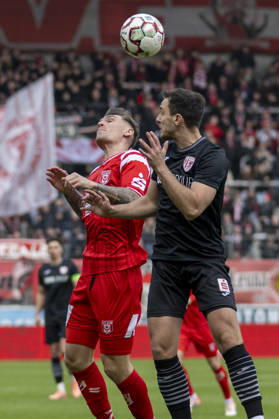 Regionalliga Nordost season 25 26 Hallescher FC vs Greifswalder FC Halle, Germany February 21, 2026 In the picture from left Niclas Stierlin Halle and Bastian Strietzel Greifswald header, header duel Halle Saale Leuna Chemie Stadion Sachsen Anhalt Germany