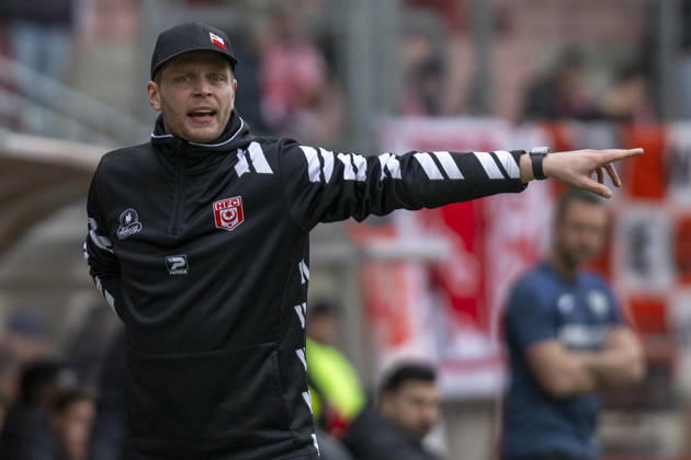 Regionalliga Nordost season 25 26 Hallescher FC vs Greifswalder FC Halle, Germany February 21, 2026 In the picture coach Robert Schröder Schroeder Halle gestures, gestures, gestures, Halle Saale Leuna Chemie Stadion Sachsen Anhalt Germany