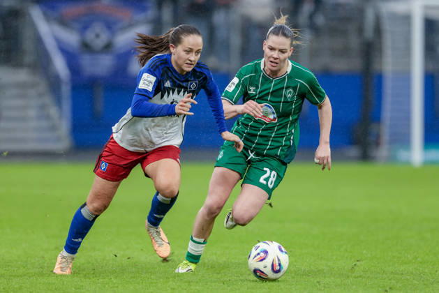 from left Camilla Linberg Hamburger SV, HSV, 47 and Juliane Wirtz SV Werder Bremen, 28 in duel, duel, dynamics, action, action, game scene, THE DFB REGULATIONS PROHIBIT ANY USE OF PHOTOGRAPHS AS IMAGE SEQUENCES AND OR QUASI VIDEO , 21 02 2026, Hamburg Germany , Football, Google Pixel Womens Bundesliga, Hamburger SV SV Werder Bremen xobx