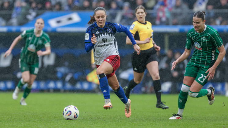 from left Camilla Linberg Hamburger SV, HSV, 47 and Hanna Nemeth SV Werder Bremen, 23 in duel, duel, dynamics, action, action, game scene, THE DFB REGULATIONS PROHIBIT ANY USE OF PHOTOGRAPHS AS IMAGE SEQUENCES AND OR QUASI VIDEO , 21 02 2026, Hamburg Germany , Football, Google Pixel Womens Bundesliga, Hamburger SV SV Werder Bremen xobx