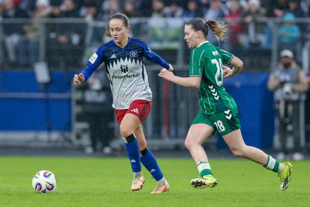 from left Camilla Linberg Hamburger SV, HSV, 47 and Juliane Wirtz SV Werder Bremen, 28 in duel, duel, dynamics, action, action, game scene, THE DFB REGULATIONS PROHIBIT ANY USE OF PHOTOGRAPHS AS IMAGE SEQUENCES AND OR QUASI VIDEO , 21 02 2026, Hamburg Germany , Football, Google Pixel Womens Bundesliga, Hamburger SV SV Werder Bremen xobx