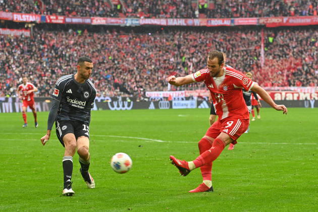 Harry KANE Bayern Muenchen , Action,duel against Ellyes SKHIRI Eintracht Frankfurt Football 1 Bundesliga Season 2025 2026, 23 Matchday, Matchday23 FC Bayern Muenchen Eintracht Frankfurt 3 2 on 21 02 2026 , A L L I A N Z A R E N A
