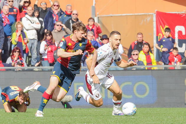 GenoaÕs Morten Frendrup fights for the ball with TorinoÕs Nikola Vlasic during the Serie A soccer match between Genoa and Torino at the Luigi Ferraris Stadium in Genoa, Italy - Sunday, February 22, 2026. - Soccer . Copyright: xTanoxPecoraro LaPressex