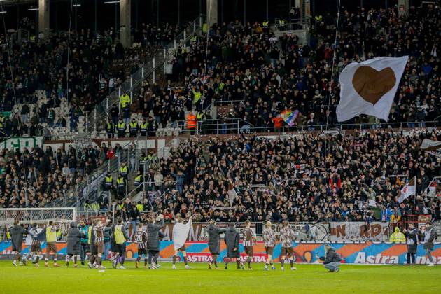 Final cheer of the Pauli team in front of the north stand Fans Spectators Germany , Hamburg , Millerntorstadion , Football , 1 Bundesliga , FC St Pauli SV Werder Bremen