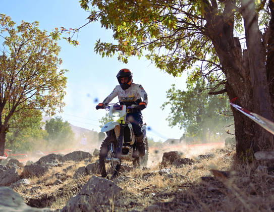 October 17, 2025, Erbil, Kurdistan Region, Iraq: Motocross riders navigate a steep and rocky downhill path during the enduro championship at Mount Korek Competitors test their skills on the rugged terrain maneuvering their bikes over loose stones and natural obstacles Riders Battle Rugged Terrain High On Mount Korek - ZUMAy105 20251017_zip_y105_020 Copyright: xMahmoudxYaseenx