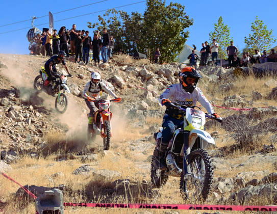 October 17, 2025, Erbil, Kurdistan Region, Iraq: Motocross riders navigate a steep and rocky downhill path during the enduro championship Competitors test their skills on the rugged terrain maneuvering their bikes over loose stones and natural obstacles Erbil Iraq - ZUMAy105 20251017_zip_y105_011 Copyright: xMahmoudxYaseenx