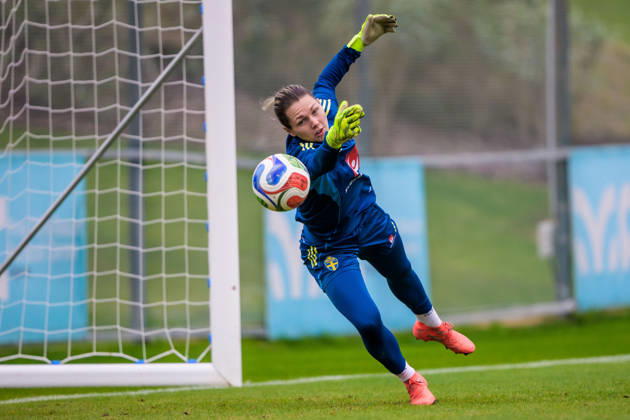 260225 Goalkeeper Jennifer Falk of the Swedish women s national football at a training session on February 25, 2026 in Albufeira Photo Ludvig Thunman BILDBYRAN code LT LT0773 fotboll football soccer fotball träning practice training sverige sweden dam bbeng  Copyright: LUDVIGxTHUNMAN BB260225LT001